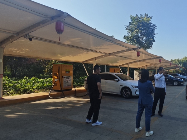 縣督考辦來(lái)康姆勒超級(jí)充電站寶相寺站展開(kāi)督導(dǎo)觀摩活動(dòng)